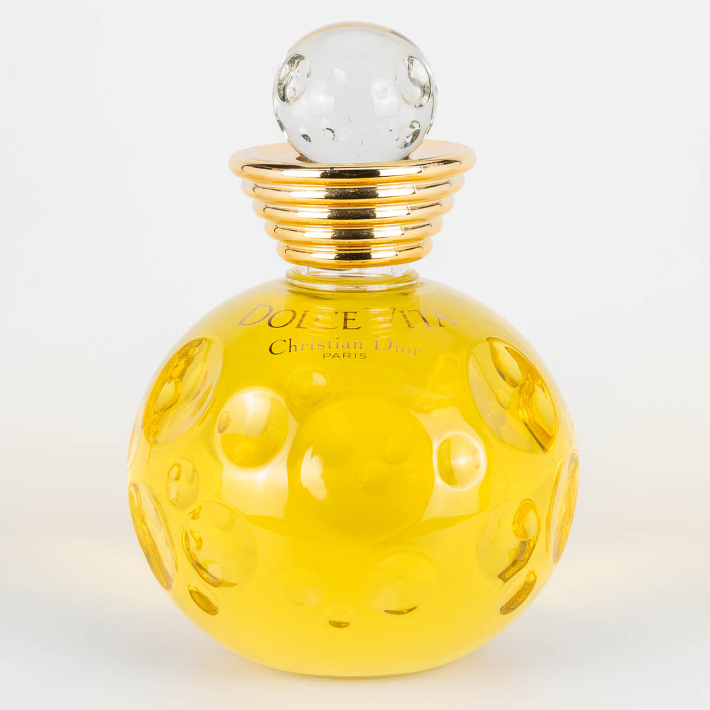 Een grote parfumfles 'La Dolce Vita' door Christian Dior.