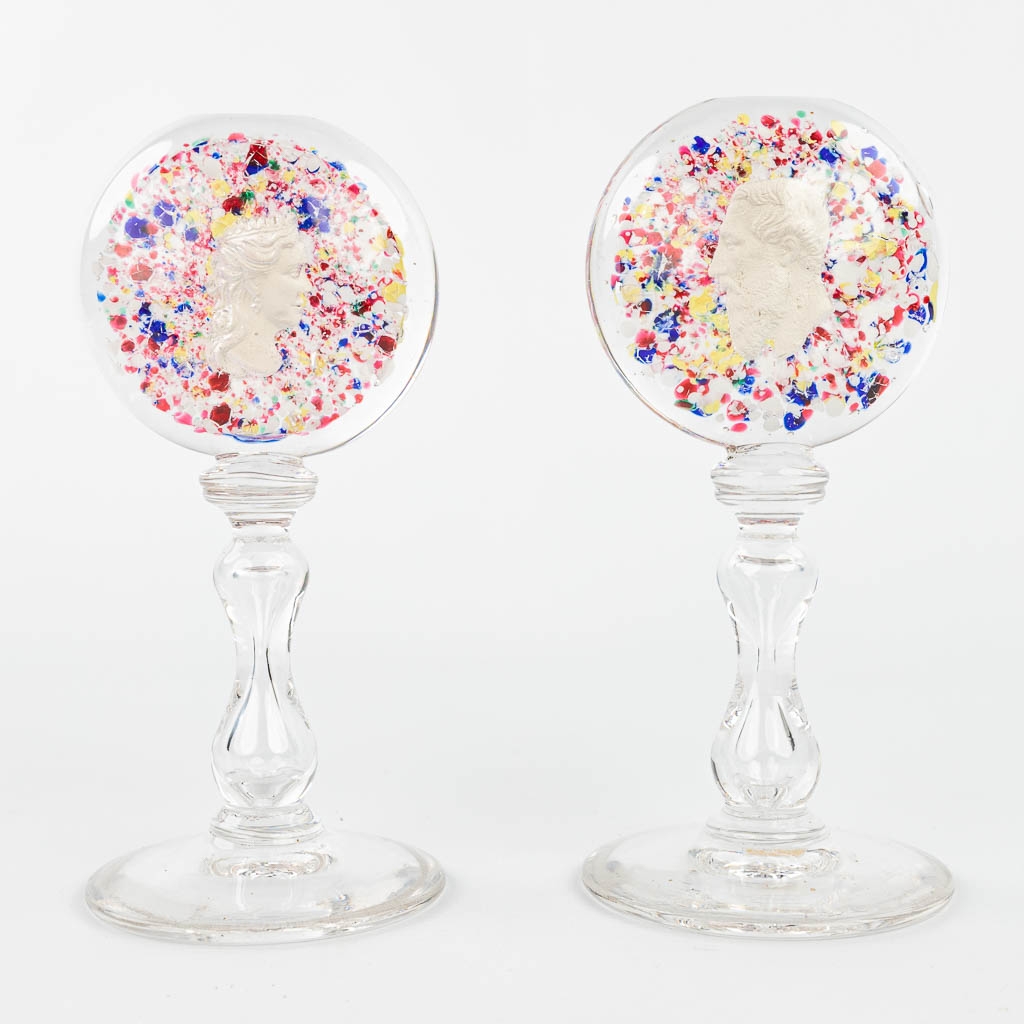 A pair of glass decorations of Leopold 2 and Marie Henriëtte. (H:18,5cm) (H:18.5 cm)