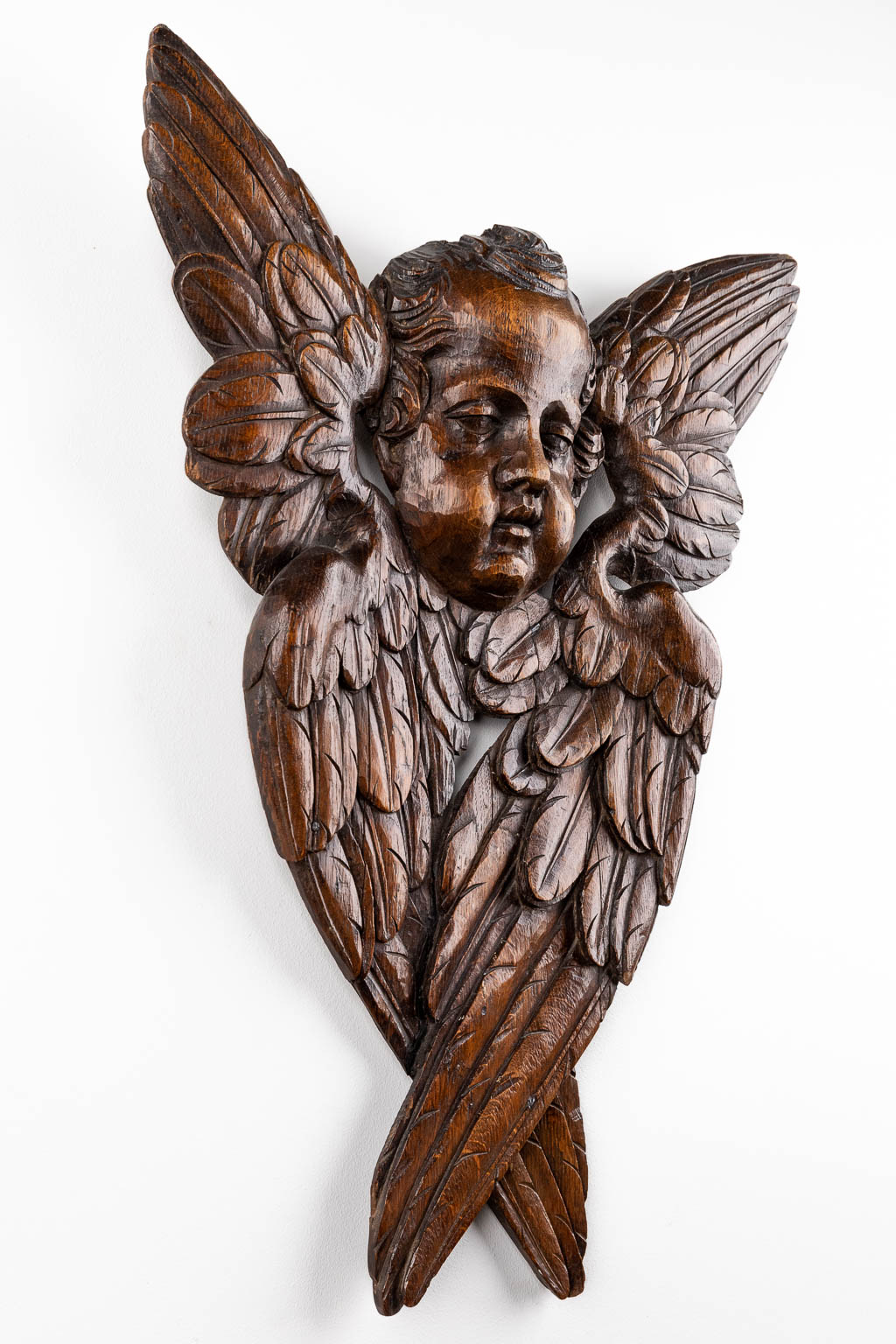 Een antieke houtsculptuur van een engel met vleugels, 19de eeuw (W:51 x H:71 cm)