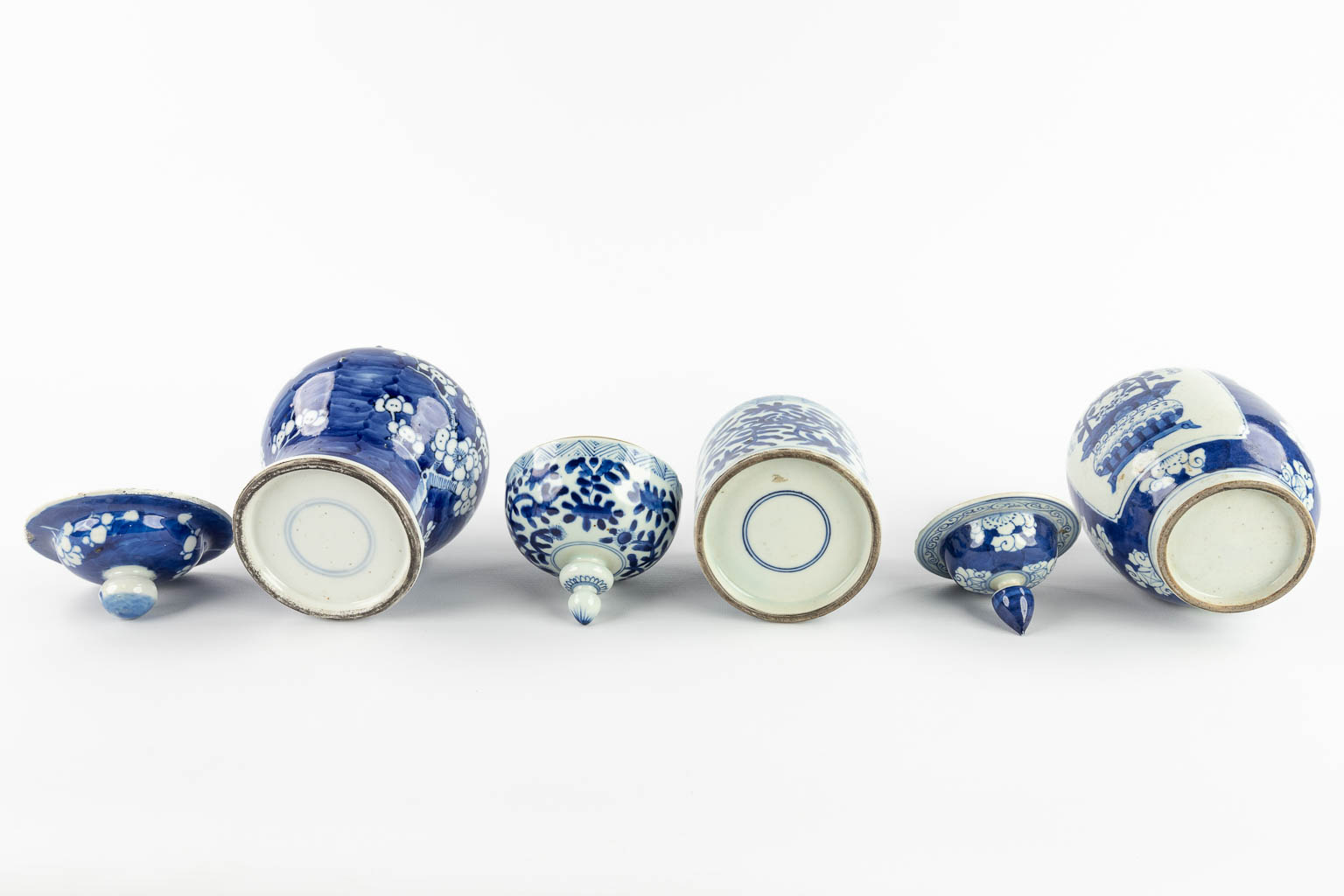 Three pieces of Chinese blue-white porcelain. 20th C. (H:21 x D:13 cm)