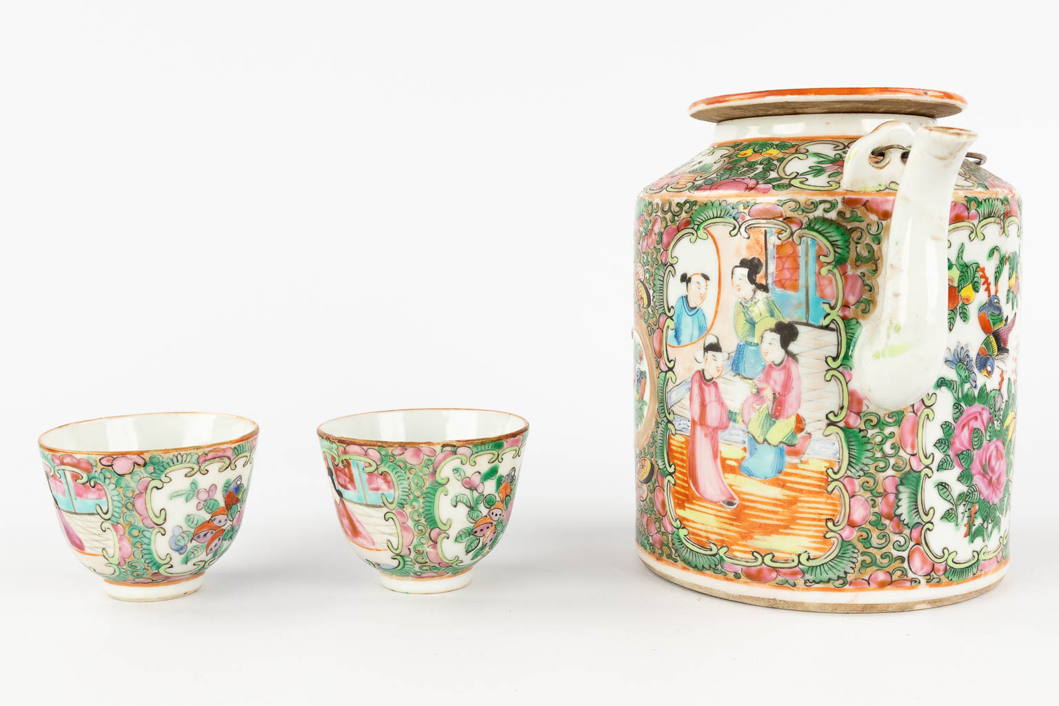 Een collectie van 6 stuks Chinees Kanton porselein, met een theekan, 3 borden en een schaal. 19de/20ste eeuw. (L: 12,5 x W: 18 x