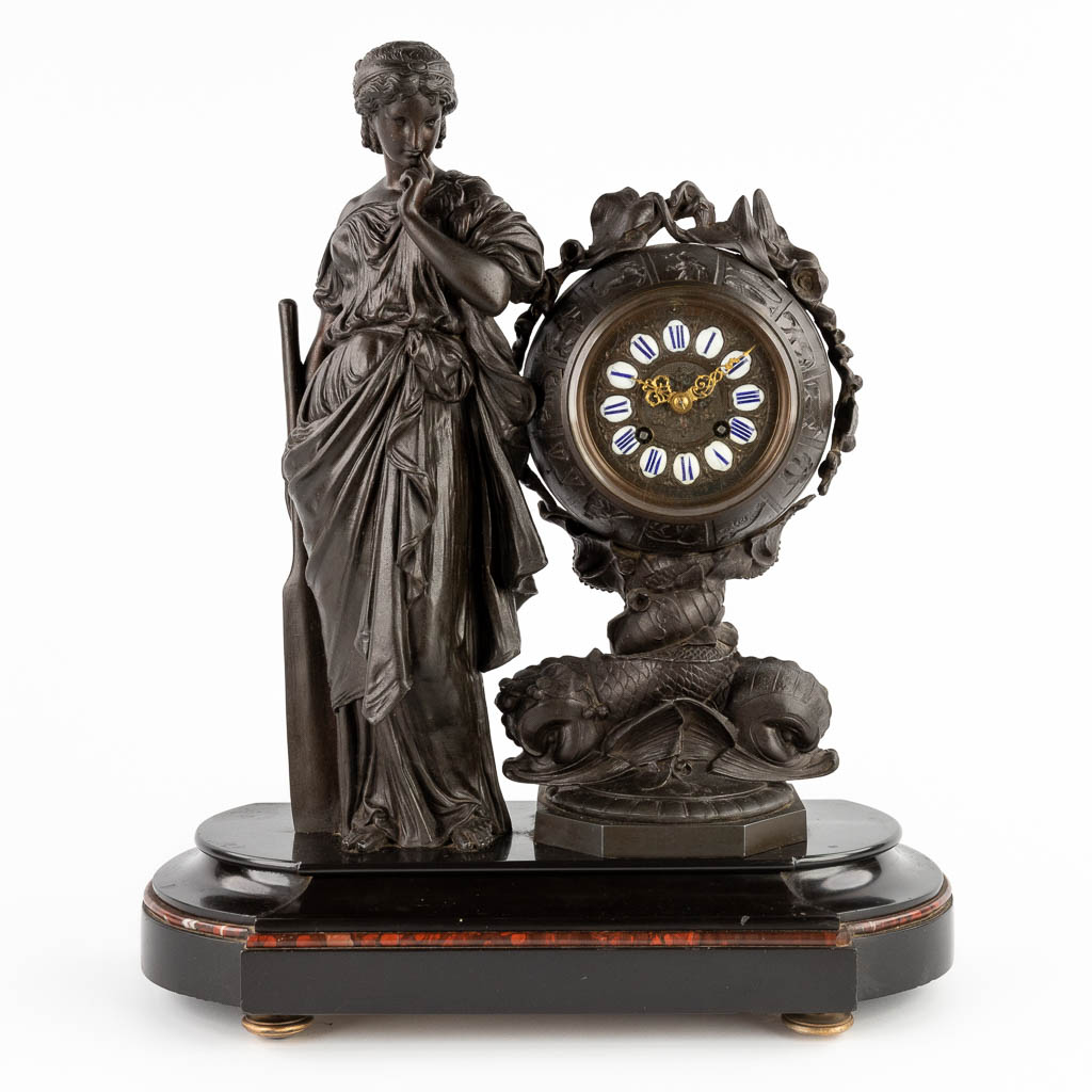 A mantle clock 'Lady with a paddle and zodiac', patinated spelter on marble. 19th C. (D:16 x W:40 x H:47 cm)