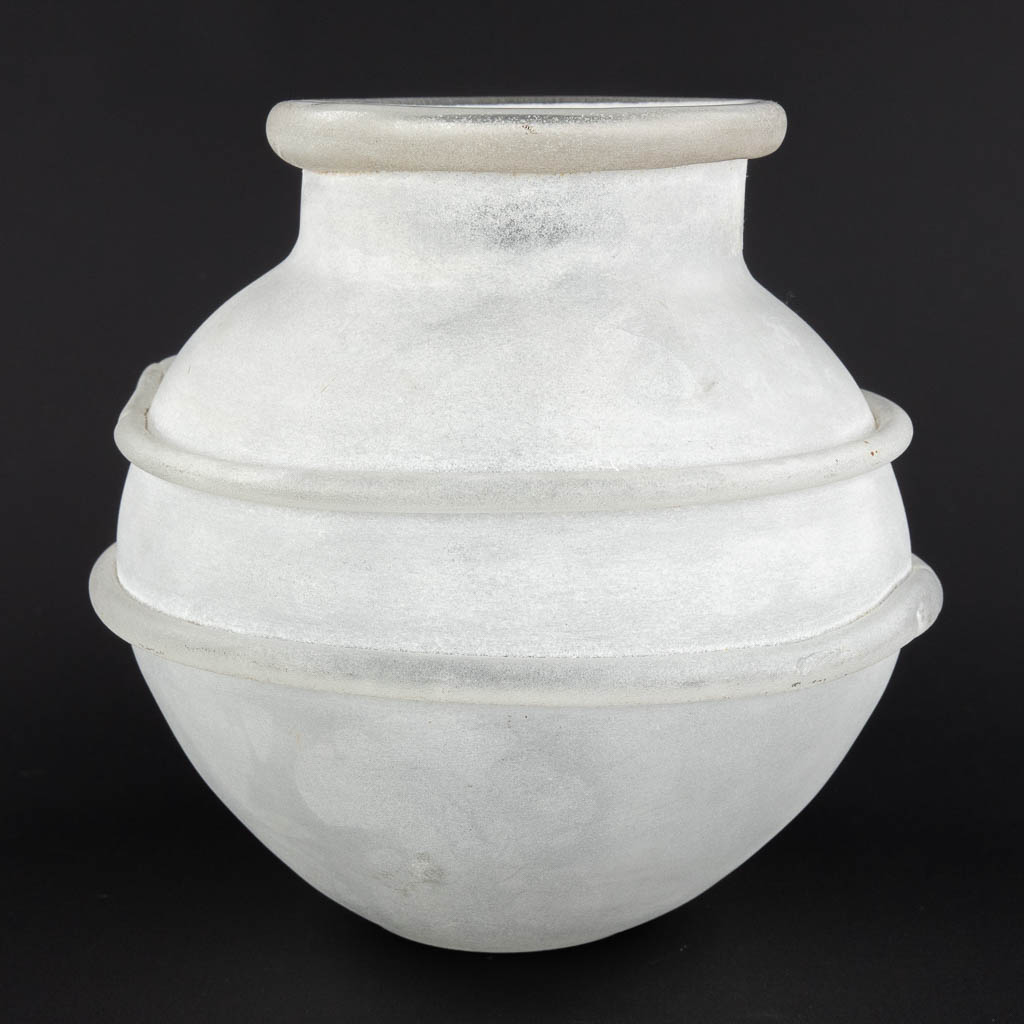 Seguso Vetri D'Arte, a frosted glass vase. Murano, Italy. (H:20 x D:20 cm)
