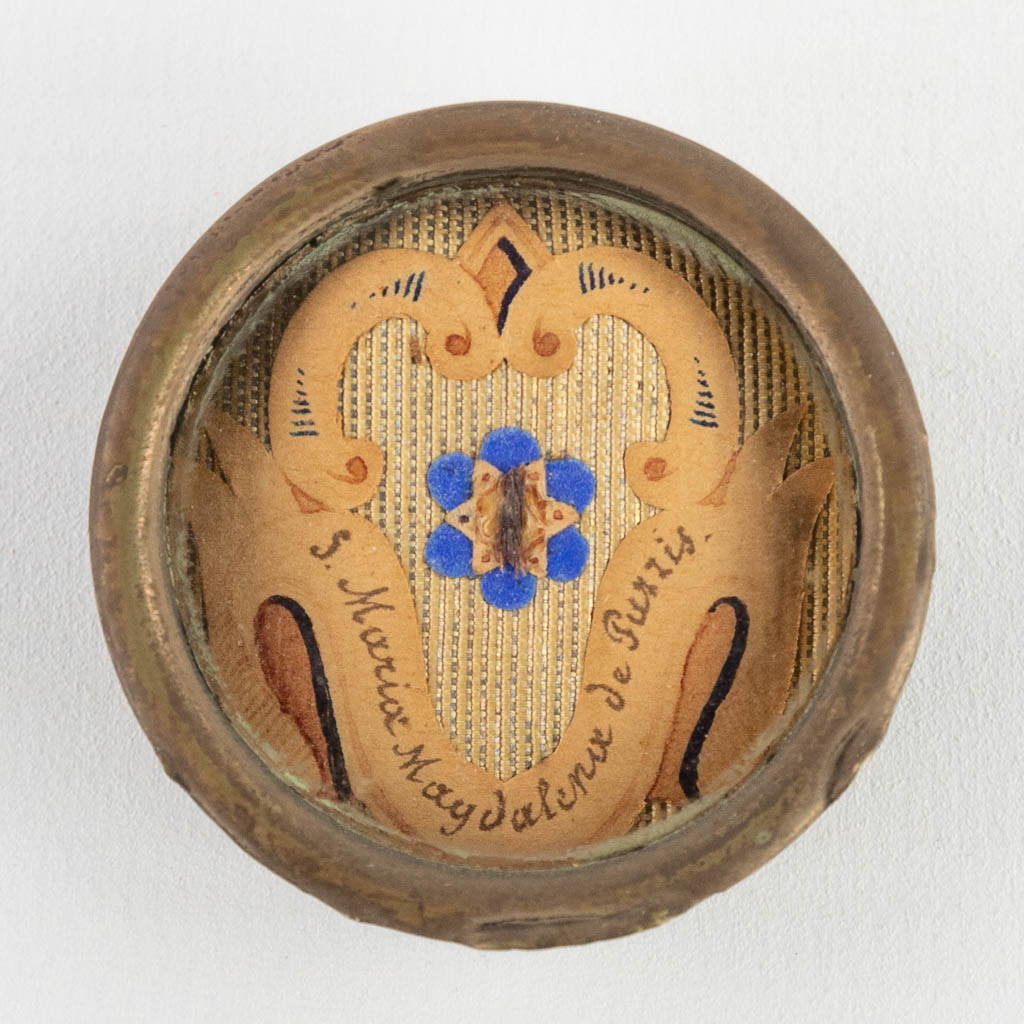 A sealed theca with a relic: Ex cilcio S. Magdalene de Pazzis
