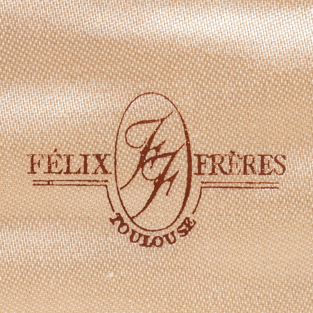 Een 24-delig verzilverd bestek in verschillende ecrains en gemerkt Felix Frères. 