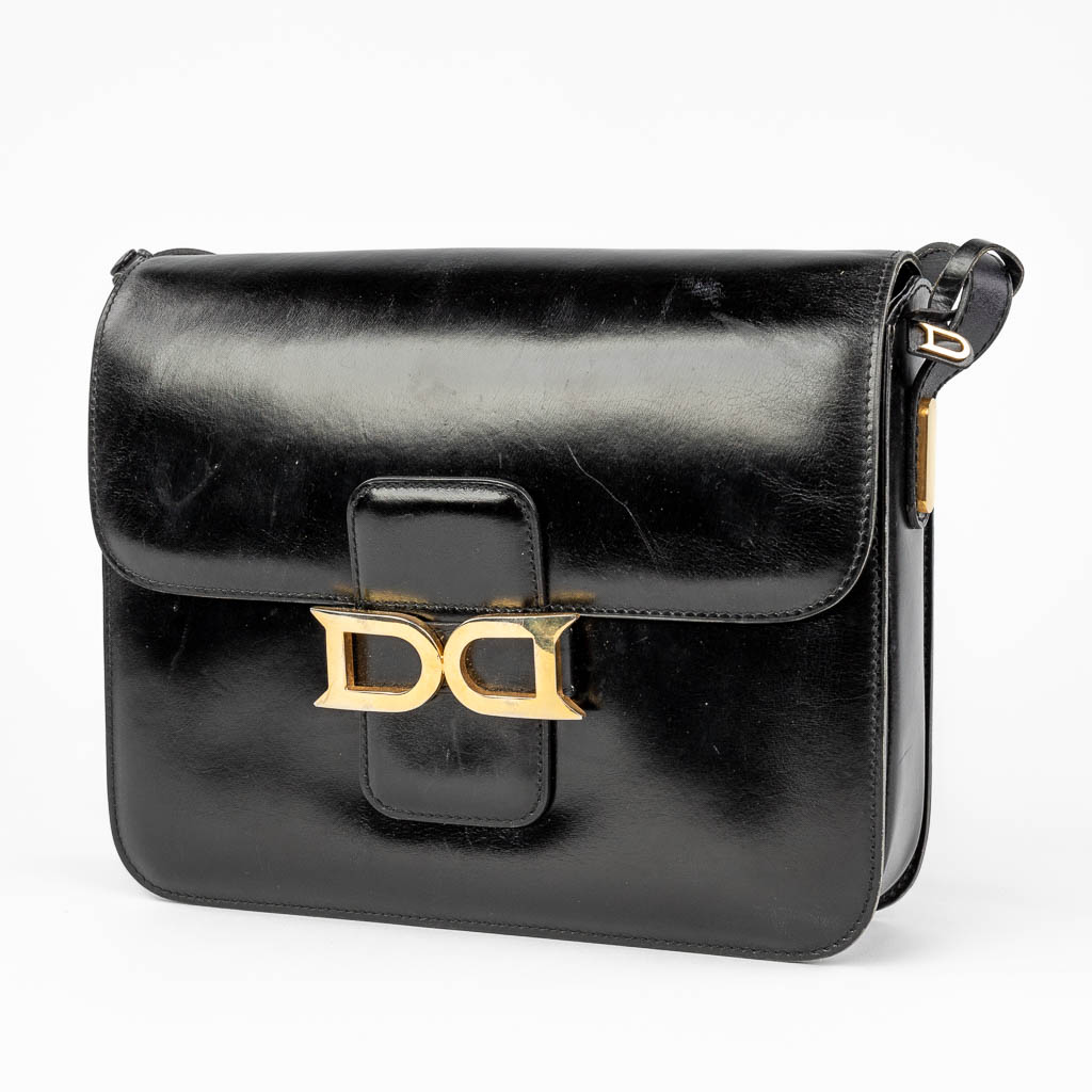  Delvaux, model Bourgogne een handtas gemaakt uit zwart leder met vergulde accessoires. 