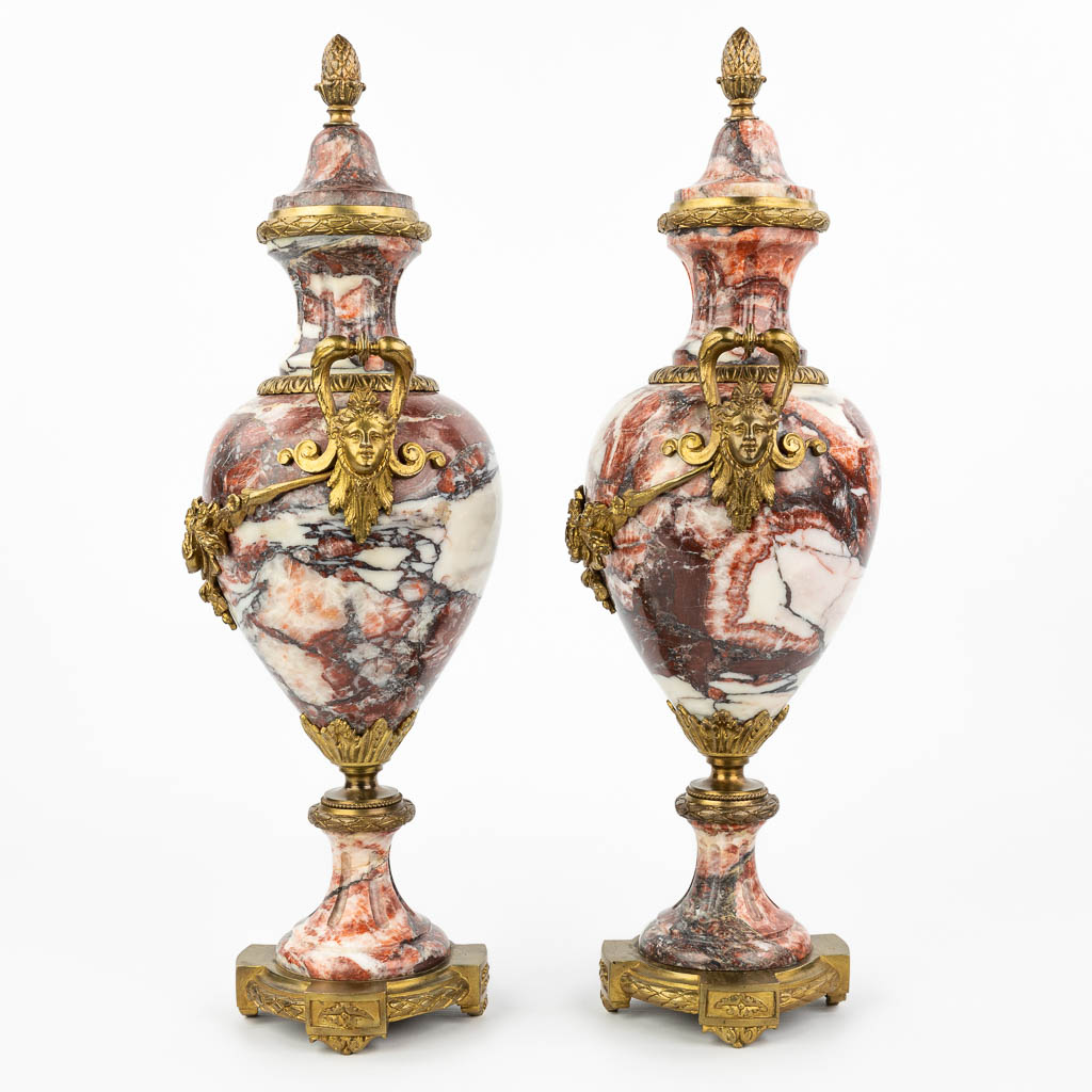 Een paar cassolettes gemaakt uit rode marmer en gemonteerd met verguld brons in Lodewijk XVI stijl. (H:51cm)