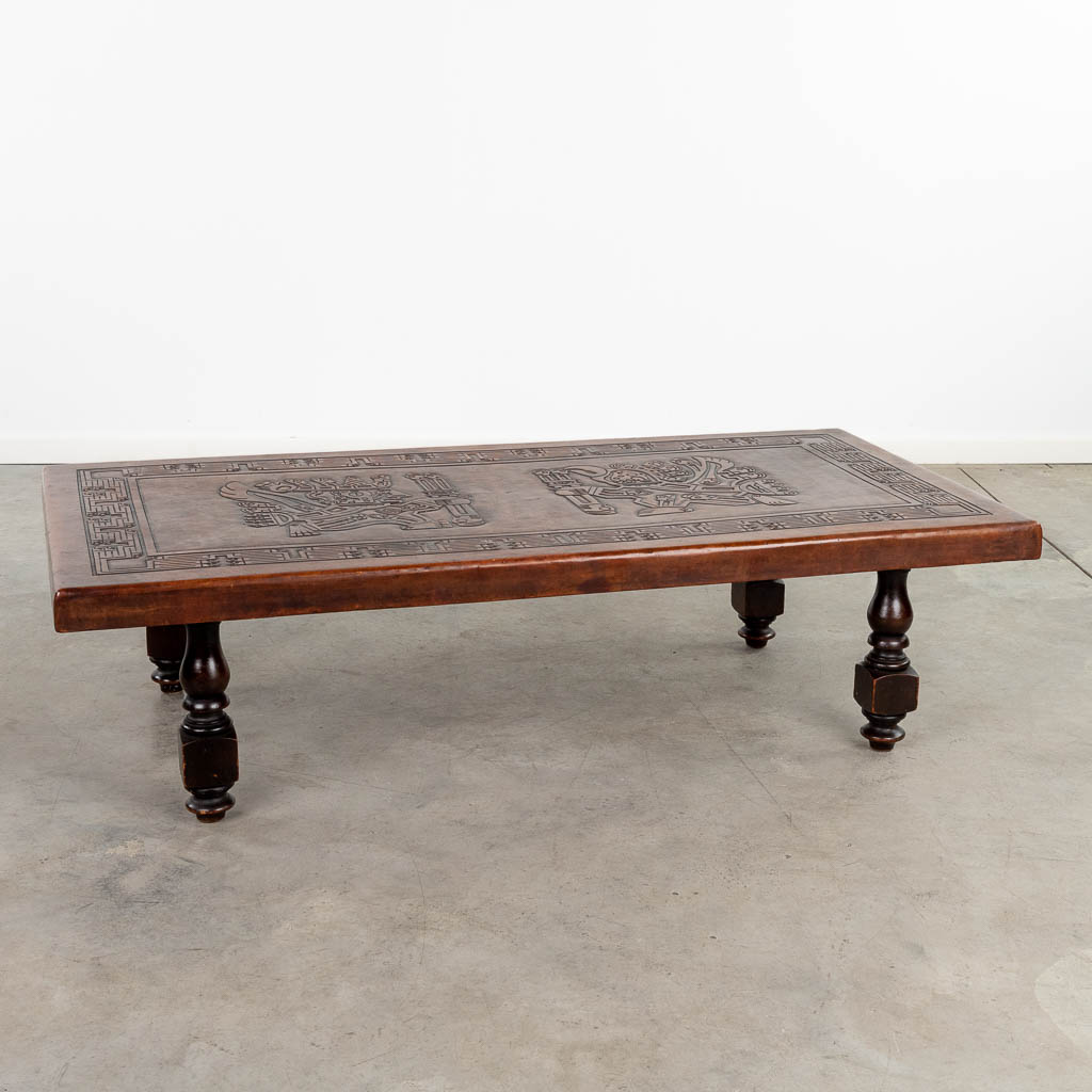  Angel PAZMINO (XX) een mid-century salontafel met leder (75 x 150 x 40cm)