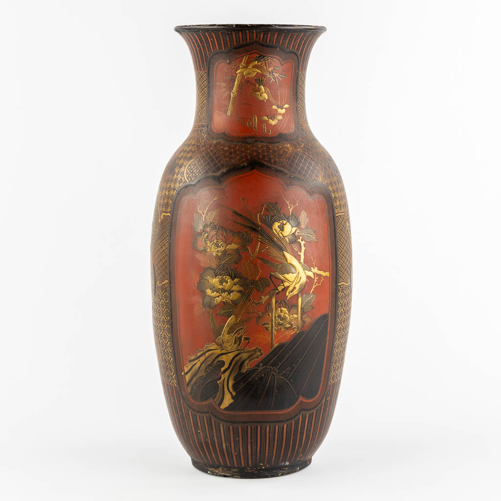  Een Japanse porseleinen vaas, afgewerkt met rood en goud lakwerk. Meji periode. (H:61 x D:27 cm)