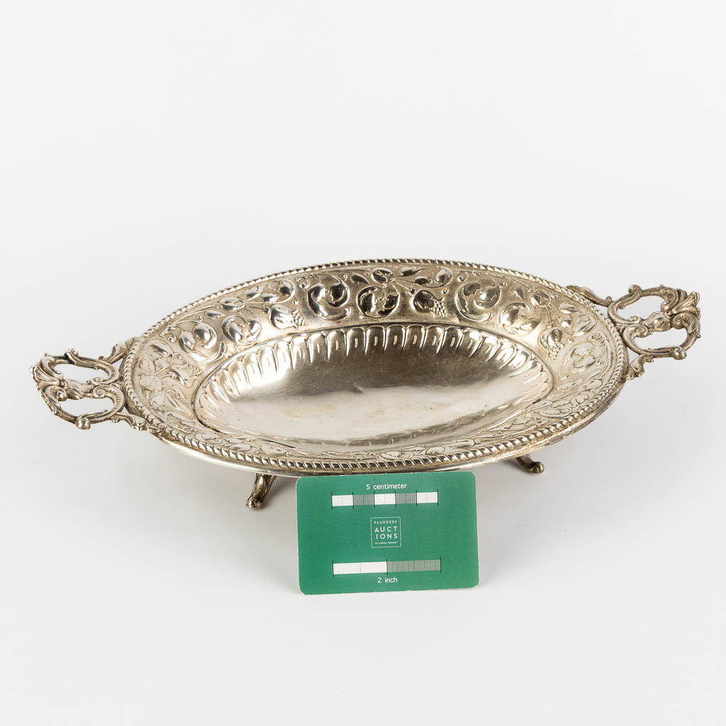 Een serveerschaal, zilver, Duitsland. 800/1000. 260g. (L:21 x W:36 x H:7 cm)