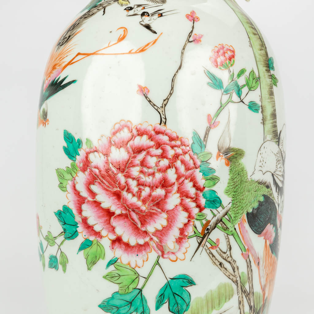 Een Chinese vaas gemaakt uit porselein, famille rose, en versierd met fauna en flora. (H:57cm)