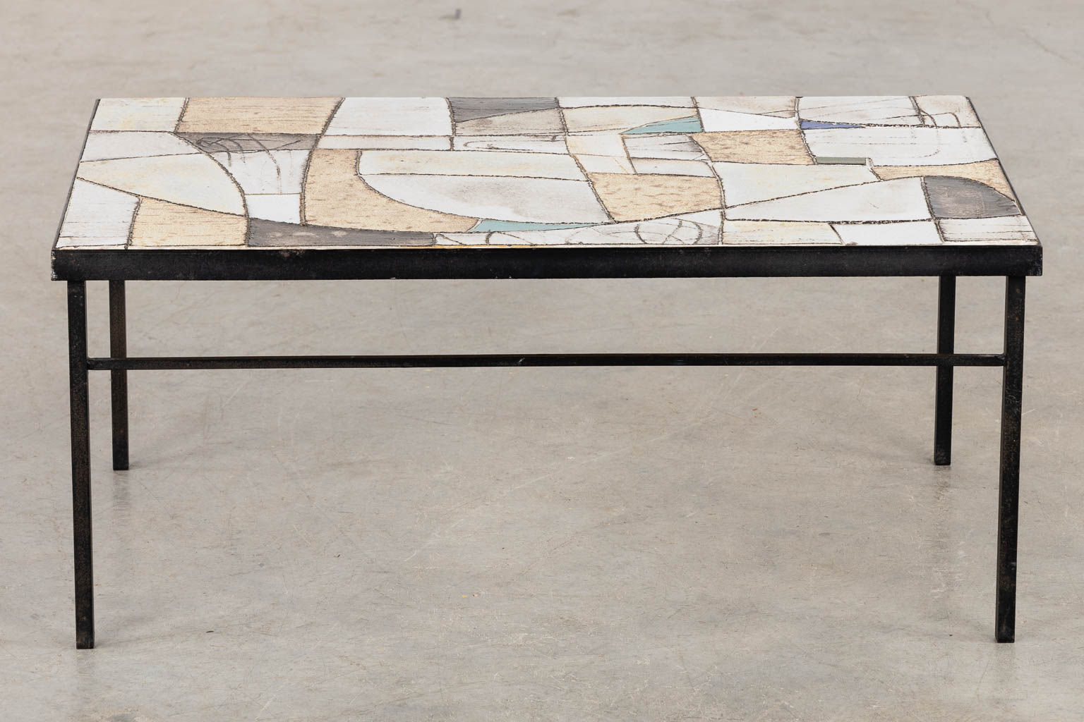 Een mid-century salontafel, metaal met keramische tegels. (L:45 x W:78 x H:34 cm)