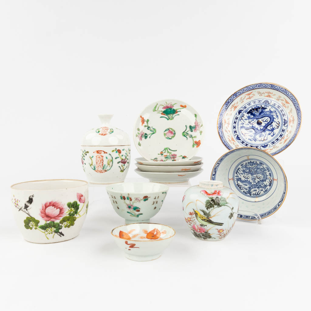  An assembled collection of Chinese porcelain and stoneware. 19th/20th C. 