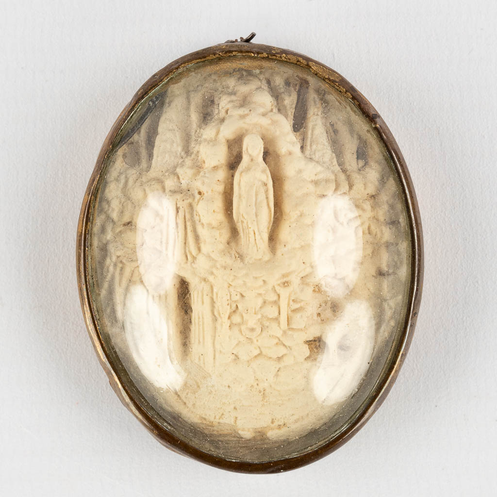 Een heilig hart borduurwerk, en Maria van Lourdes gesculpteerd uit pijpaarde. 20ste eeuw. (W:5 x H:6,6 cm)