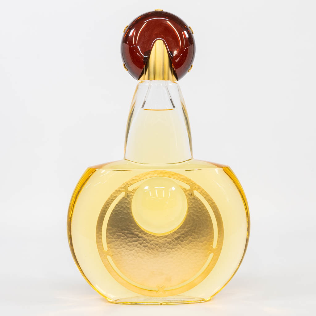 Een grote parfumfles 'Guerlin Mahora'