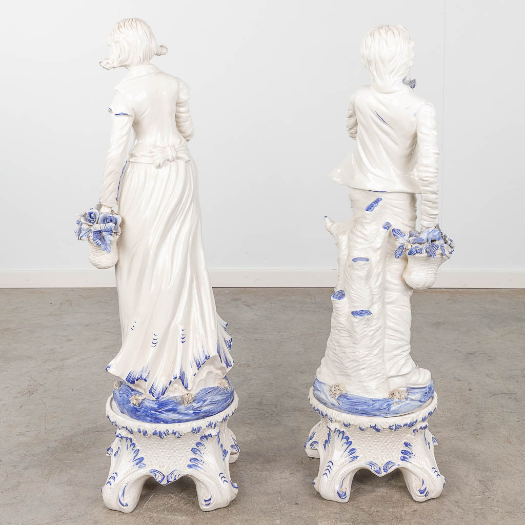 Een paar blauw-wit faience figuren. Waarschijnlijk Bassano en gemaakt in Italië. (H: 101 cm)