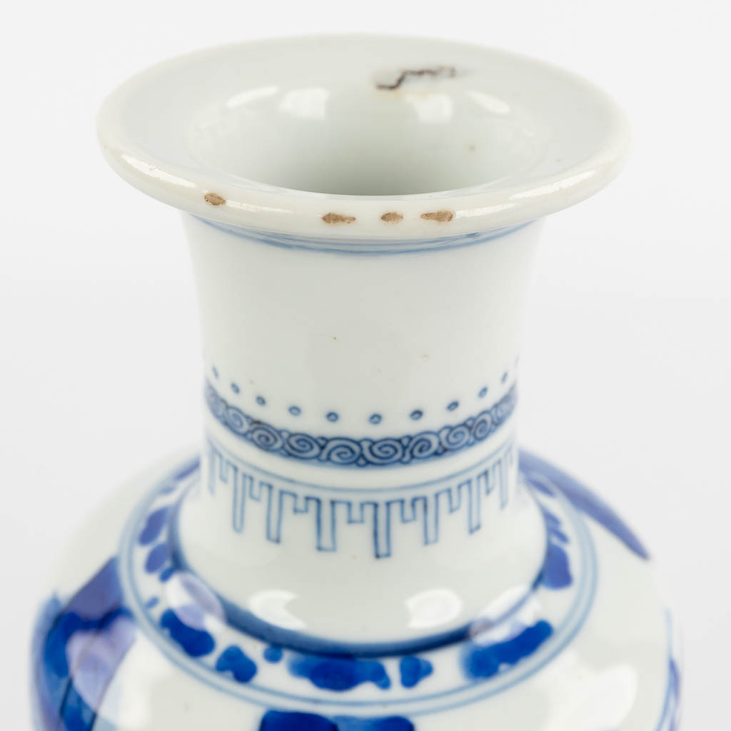 Een Chinese vaas met decor van figuren, blauw-wit. 18de/19de eeuw. (D:10,5 x W:10,5 x H:26 cm)