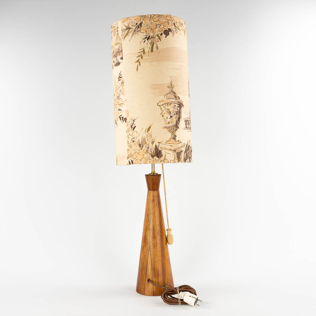 A mid-century Scandinavian table lamp, turned wood with the original lampshade. (H:101 x D:28,5 cm)