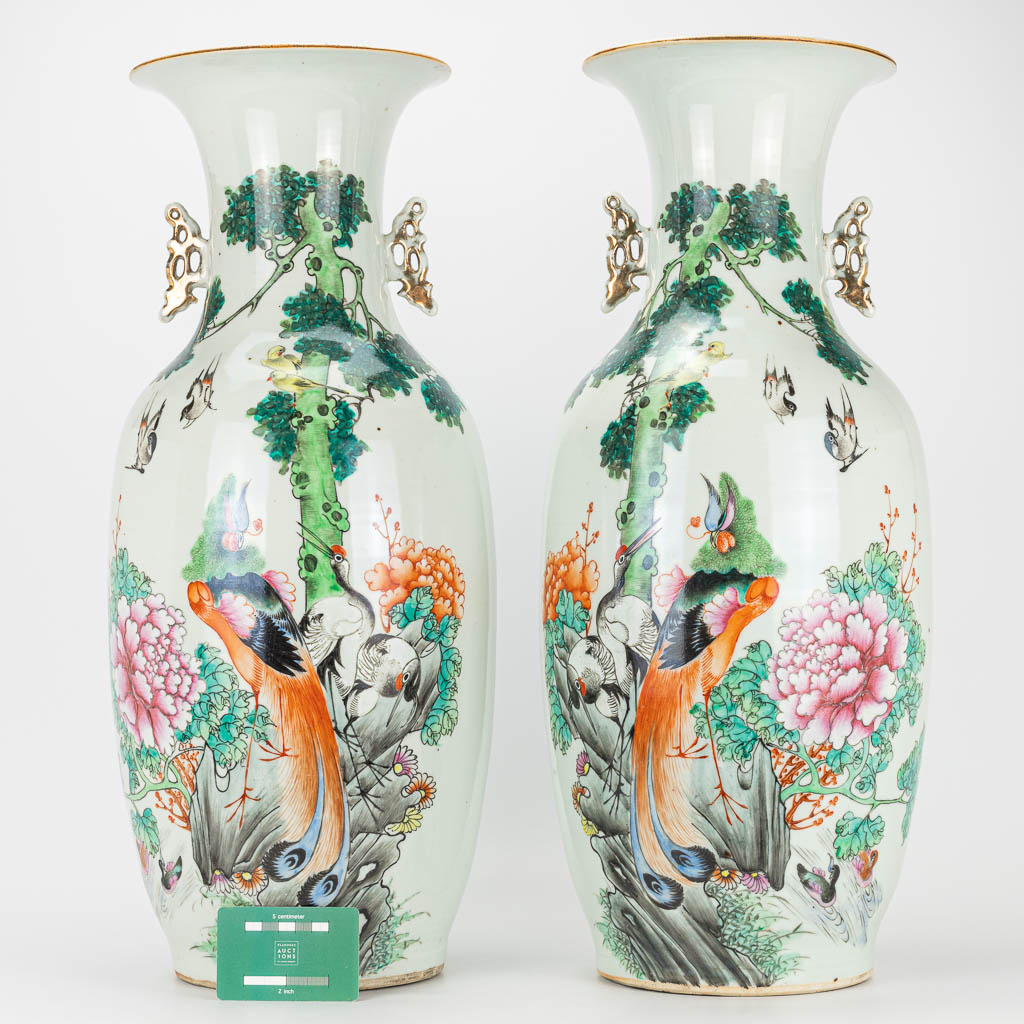 A pair of vases made of Chinese porcelain and decorated with peacocks and cranes.