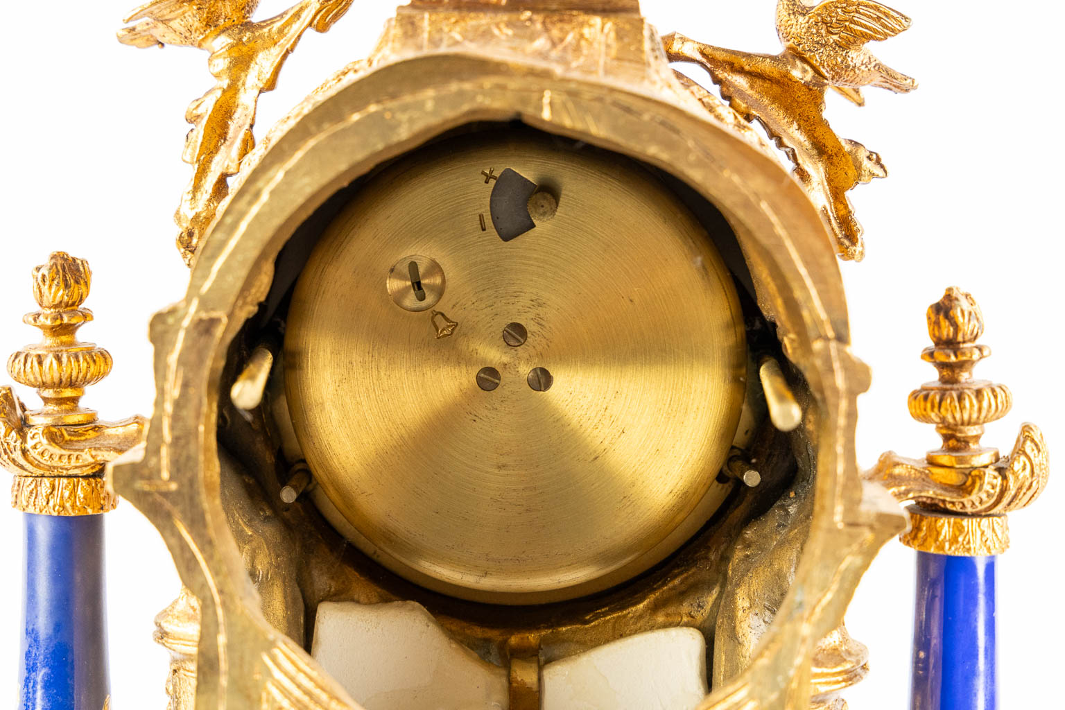 Een driedelige schouwgarnituur klok met zijstukken. Brons met porselein. 20ste eeuw. (L:12 x W:20 x H:41 cm)