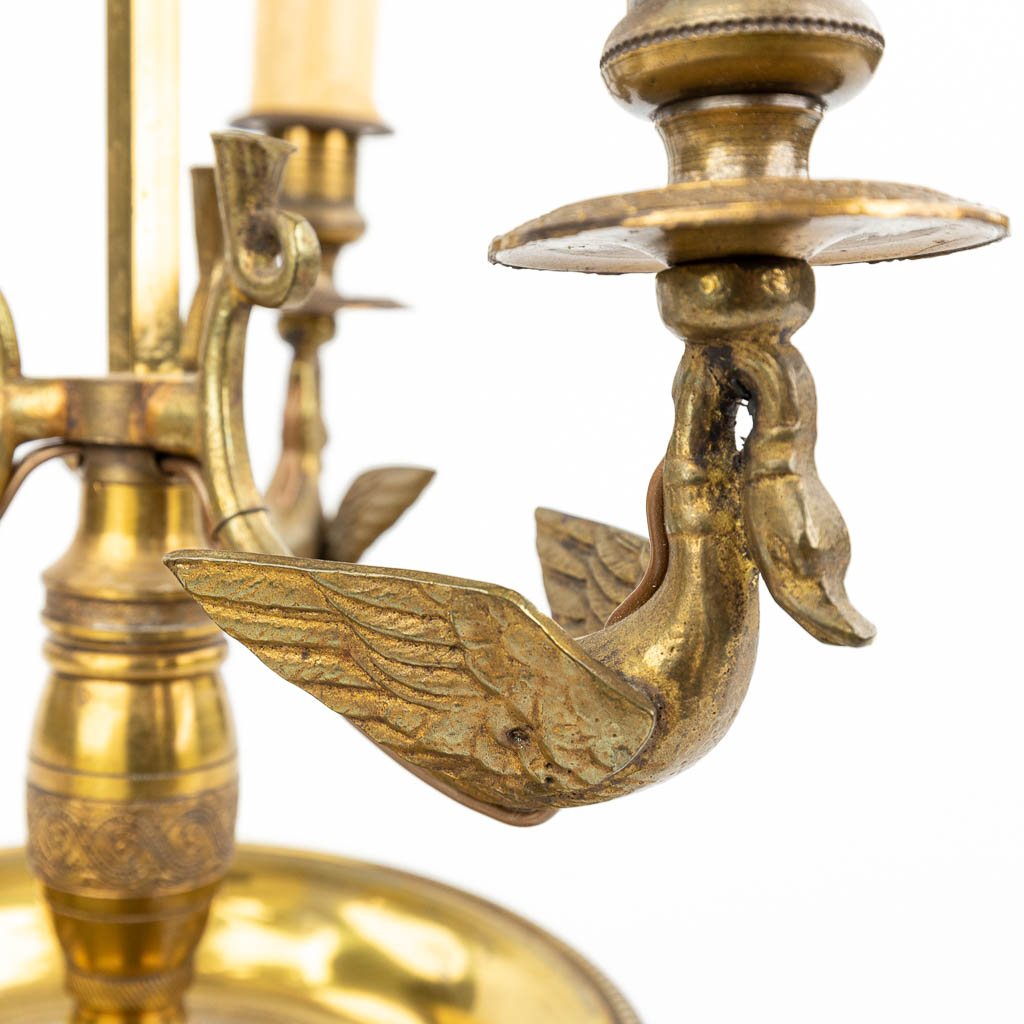 Een tafellamp gemaakt uit brons en versierd met zwanen in Empire stijl. (H:56cm)