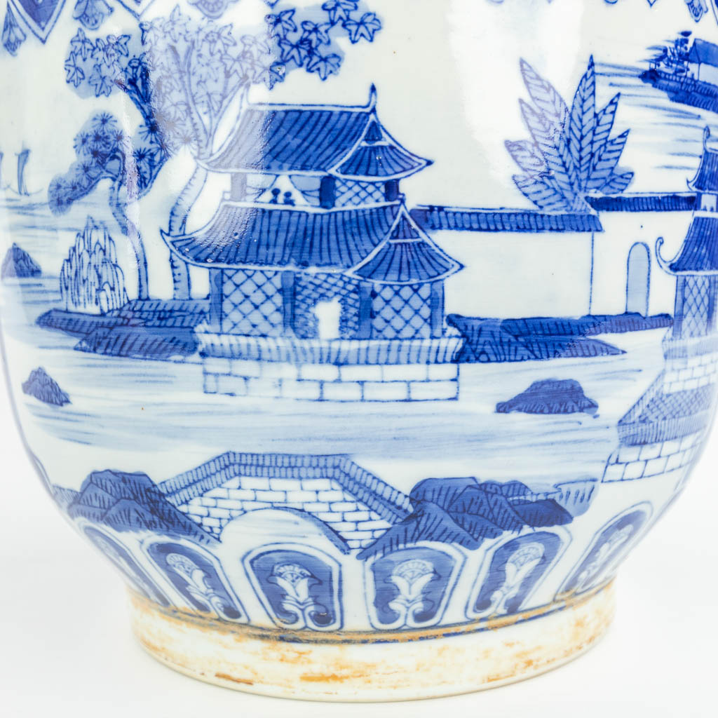 Een collectie van 2 Chinese cache-pots gemaakt uit porselein waarvan 1 met blauw-wit en ander met pauwendecor (H:35cm)