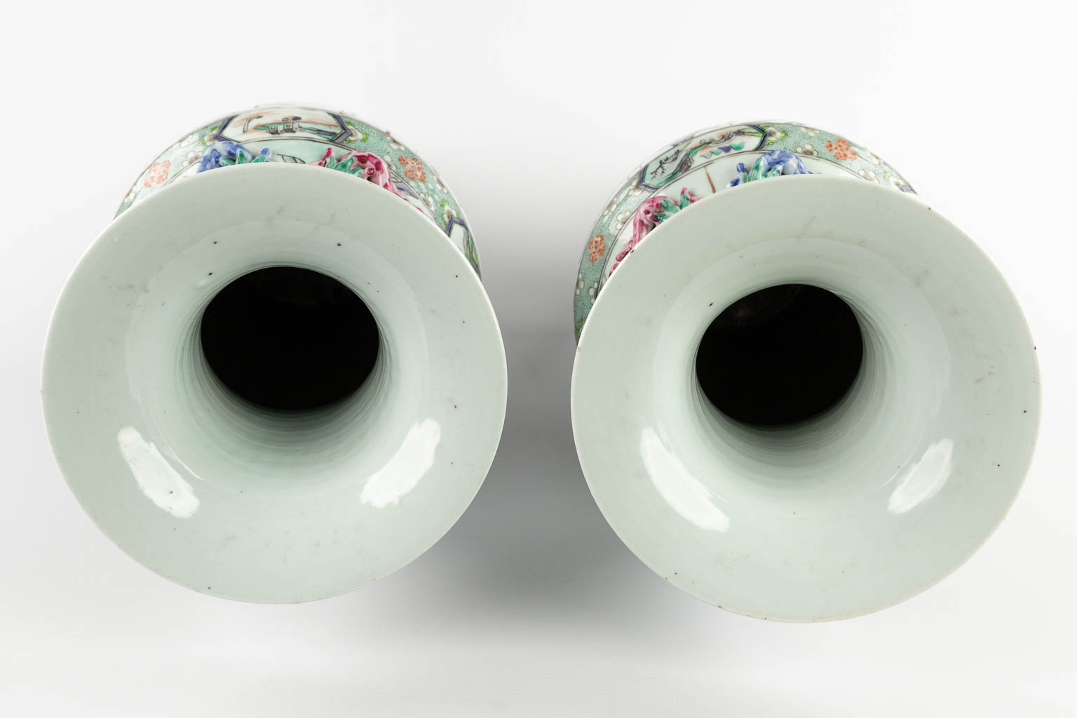 A pair of Chinese Famille Rose vases decorated with warriors in ships. 19th/20th C. (H:62 x D:26 cm)