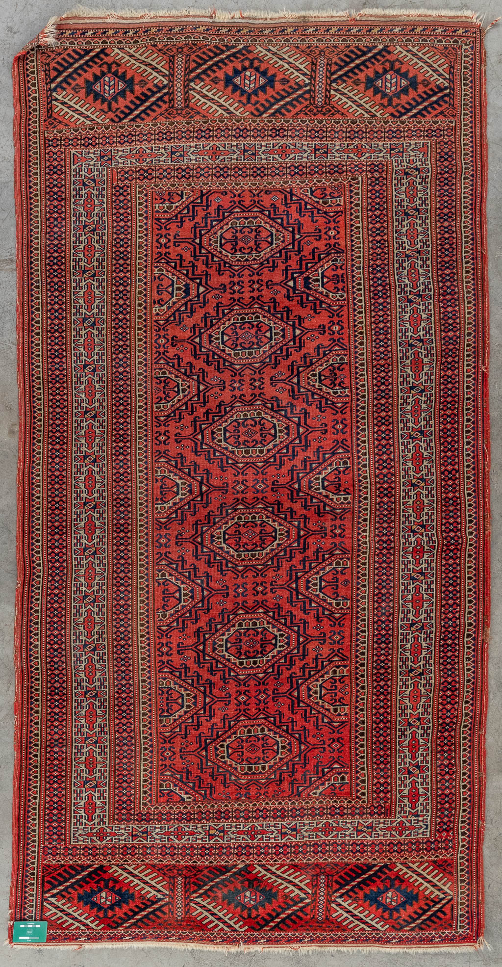 Een Oosters handgeknoopt tapijt. (D:226 x W:119 cm)