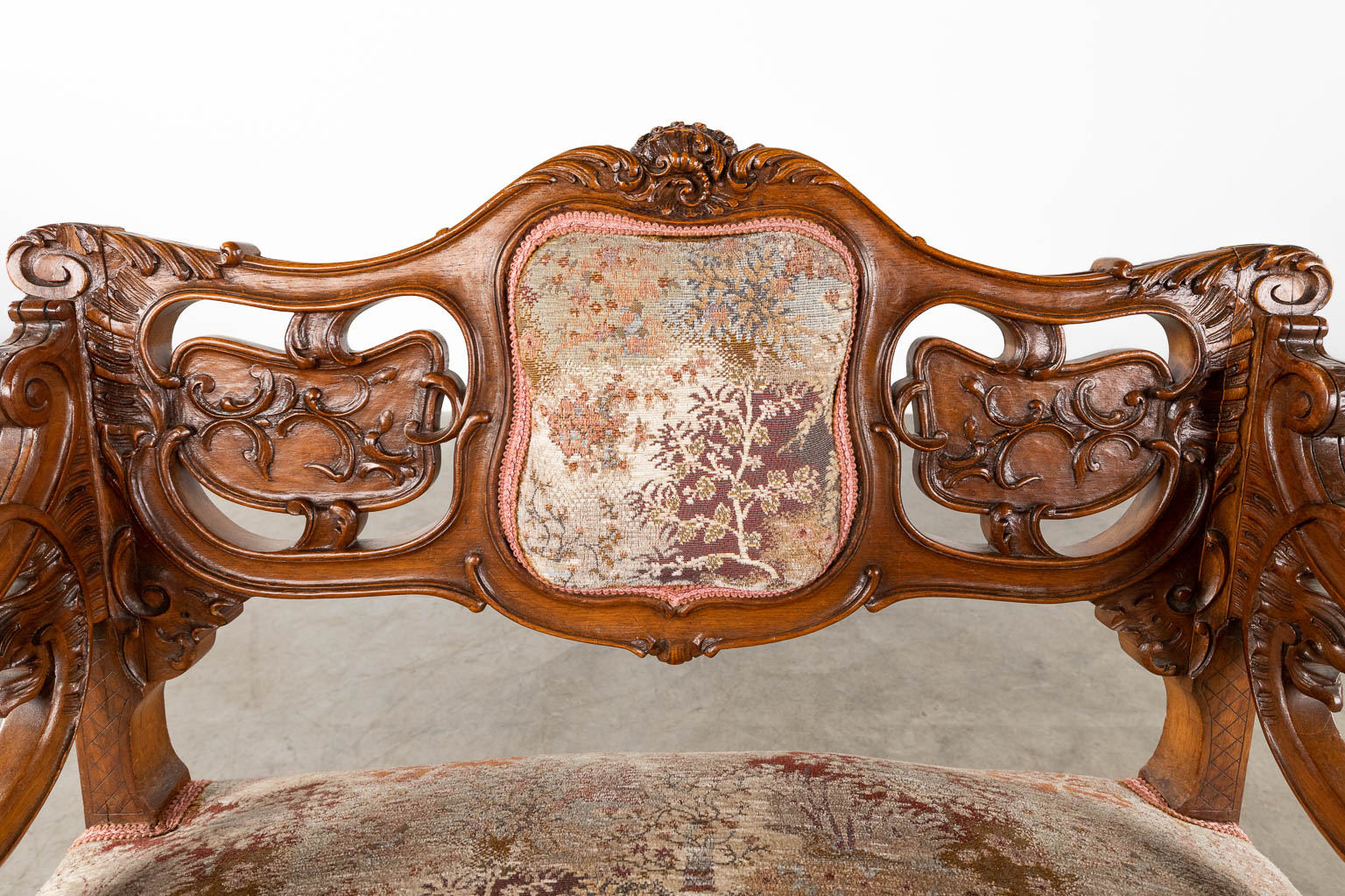 Een antiek 3-delig salon, gesculpteerd hout in Lodewijk XV stijl. Circa 1900. (D:50 x W:70 x H:79 cm)