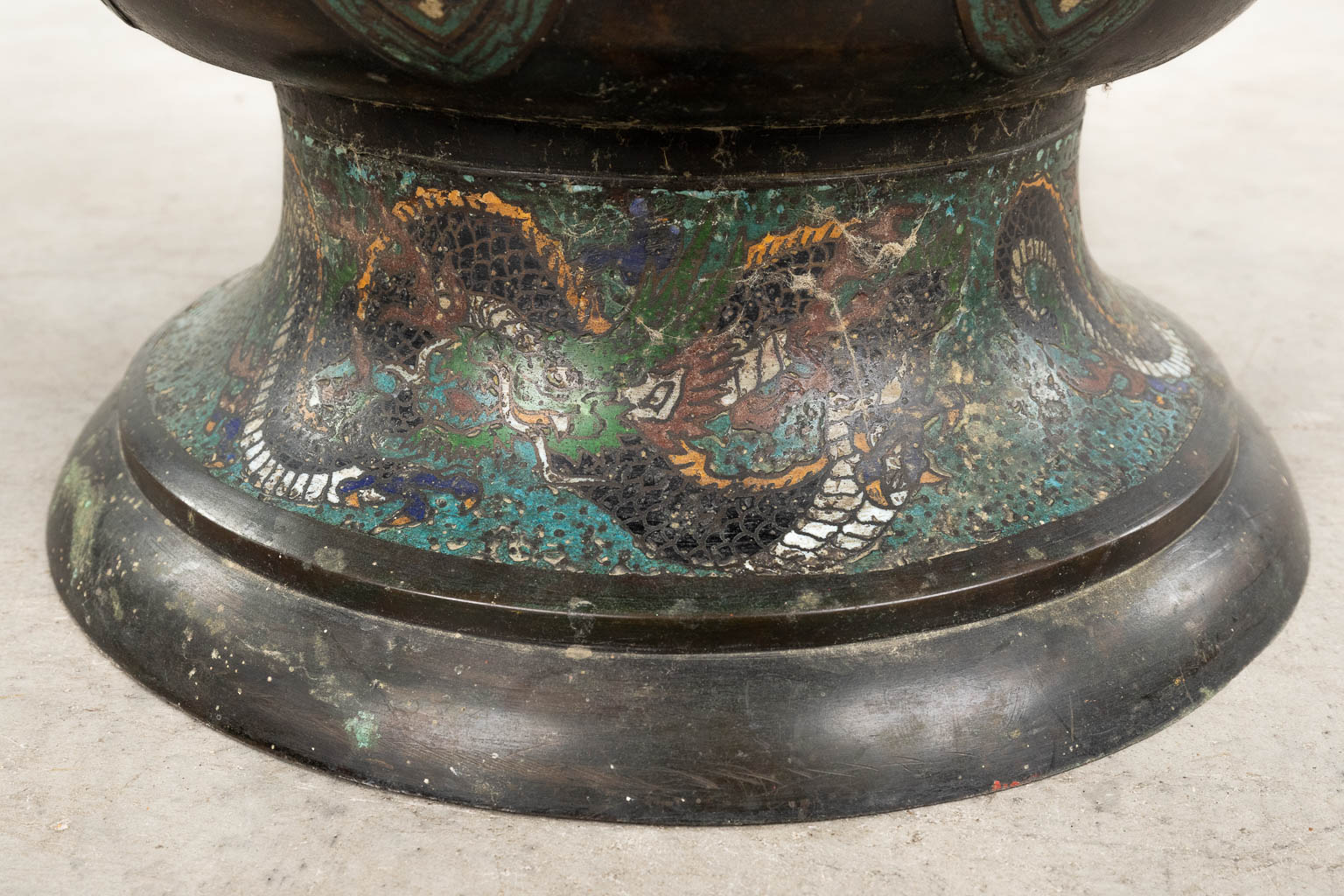 Een grote Japanse brûle parfum afgewerkt met champslevé decor. 19de eeuw. (H:168 x D:38 cm)