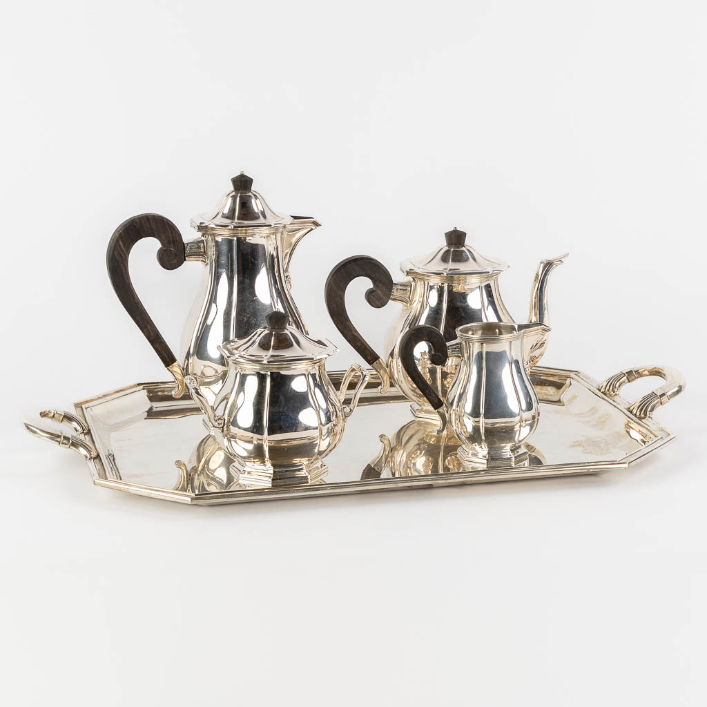 Lot 004 Decoster Bruxelles, a silver coffee and tea service standing on a platter. 6,247kg, M900 & M800. (L:42 x W:65,5 cm)