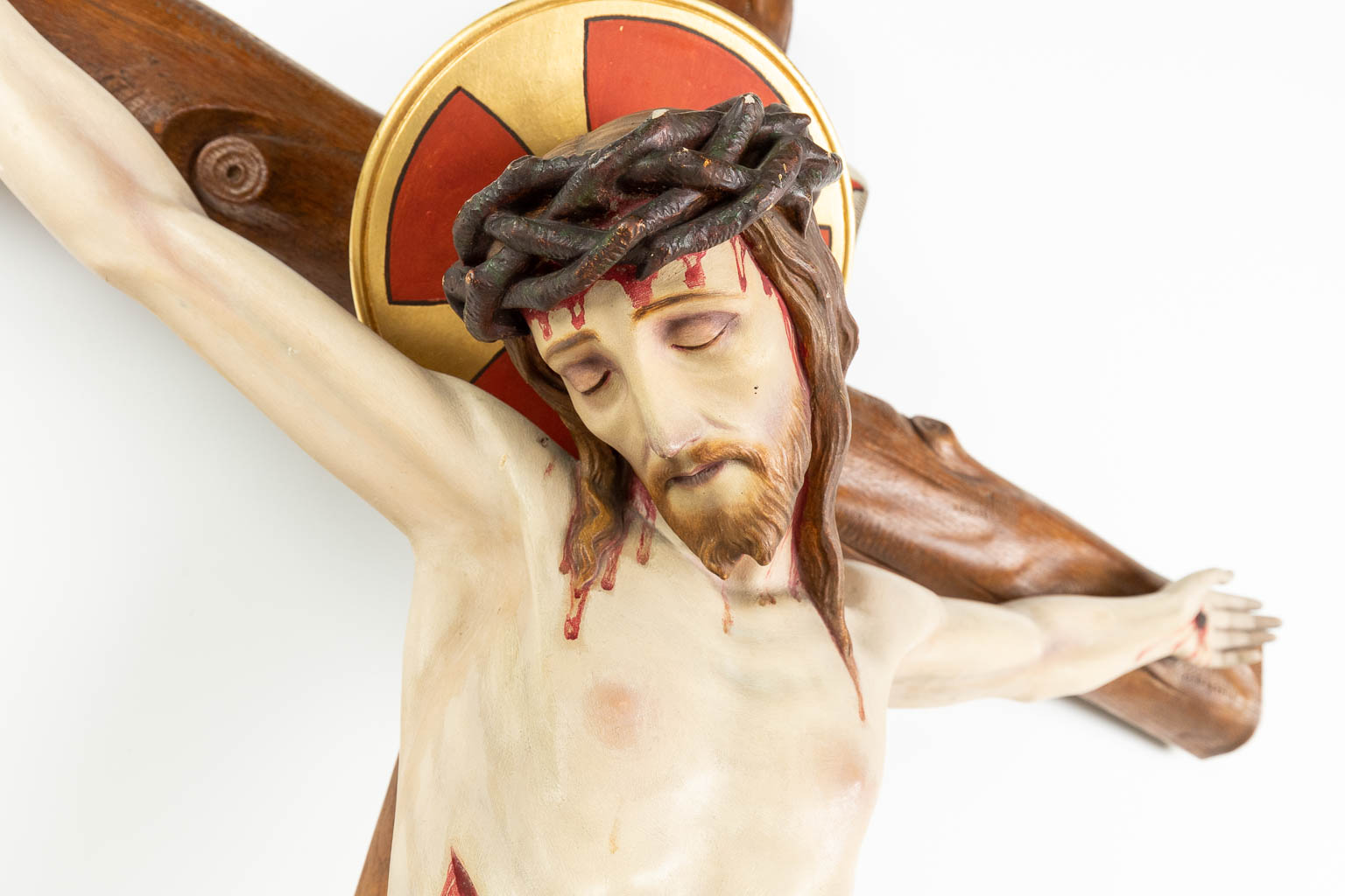 Een groot kruisbeeld, met een corpus gemaakt uit gepatineerd plaaster, gemonteerd op een kruis gemaakt uit hout. (H:174cm)