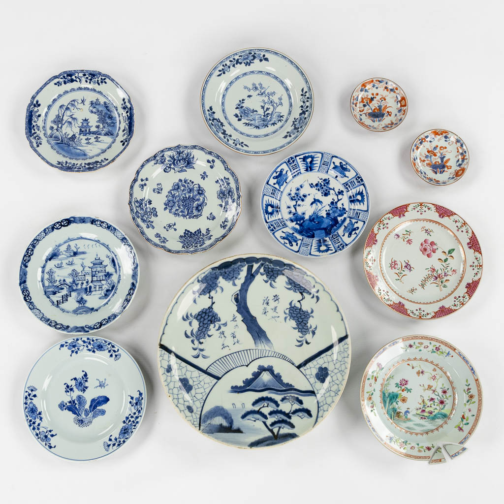 Eleven plates, Blue-White and Famille Rose, 18th and 19th C. (D:36,5 cm)