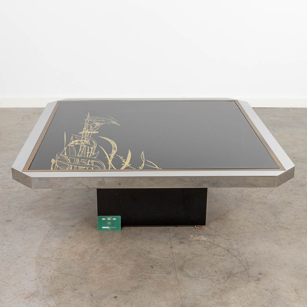 Een salontafel gemaakt uit glas en metaal, afgewerkt met een 