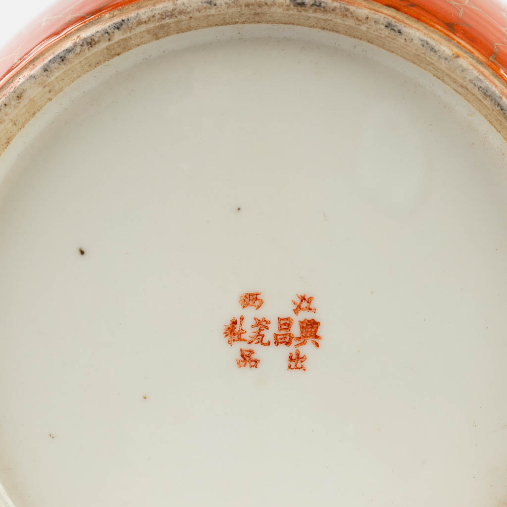 Een Japanse gemberpot, Kutani, met decor van feniks. (H:31 x D:22 cm)