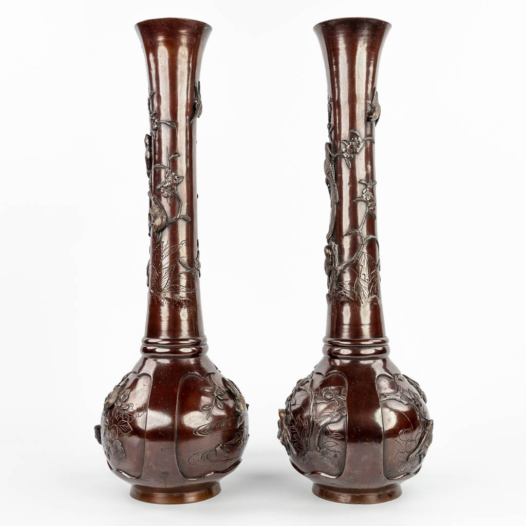 A pair of Japanese vases made of bronze. (H:61,5cm)