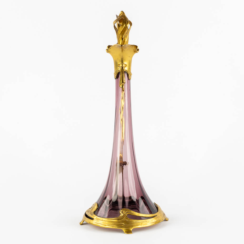 Een schenkkan, verguld metaal en glas, Art Nouveau. (L:16 x W:20 x H:39 cm)