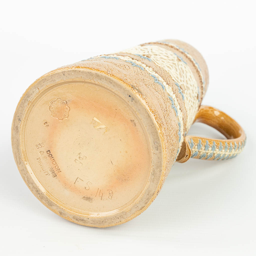 Een schenkkan gemaakt uit steengoed en gemerkt Doulton Lambeth Slaters, Royal Doulton. (H:23cm)