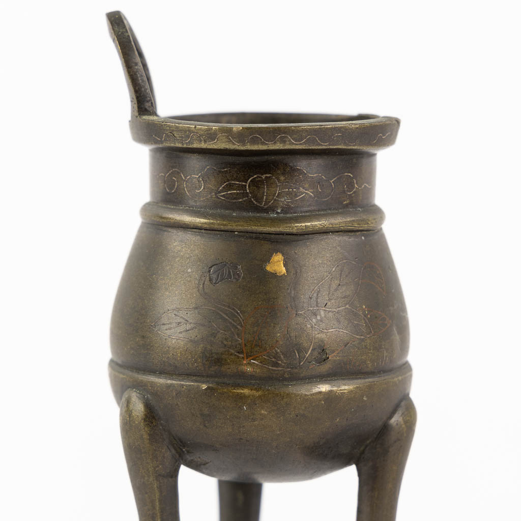 Een Chinese wierookbrander, vaas en geluksmunt. Brons. (H:19 x D:5 cm)