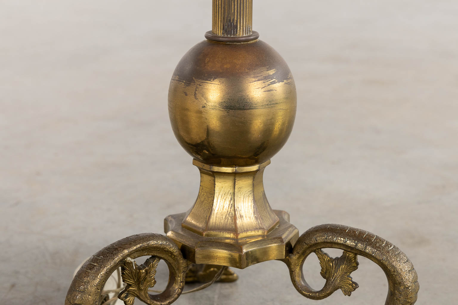 Een salontafel, marmer en brons, bijgevoegd een vloerlamp. Circa 1960. (L:52 x W:101 x H:41 cm)