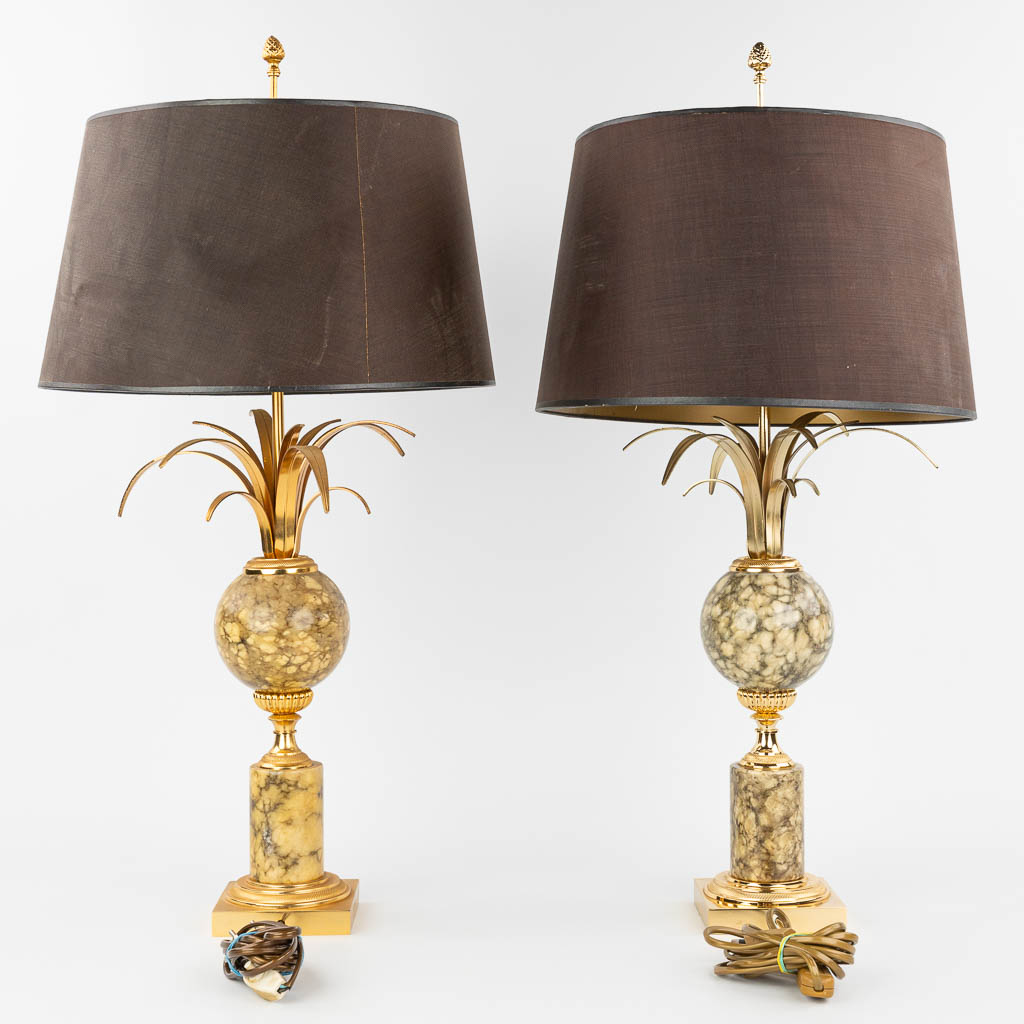 Een paar lampen in Hollywood Regency stijl, met bollen gemaakt uit marmer. (H:73cm)