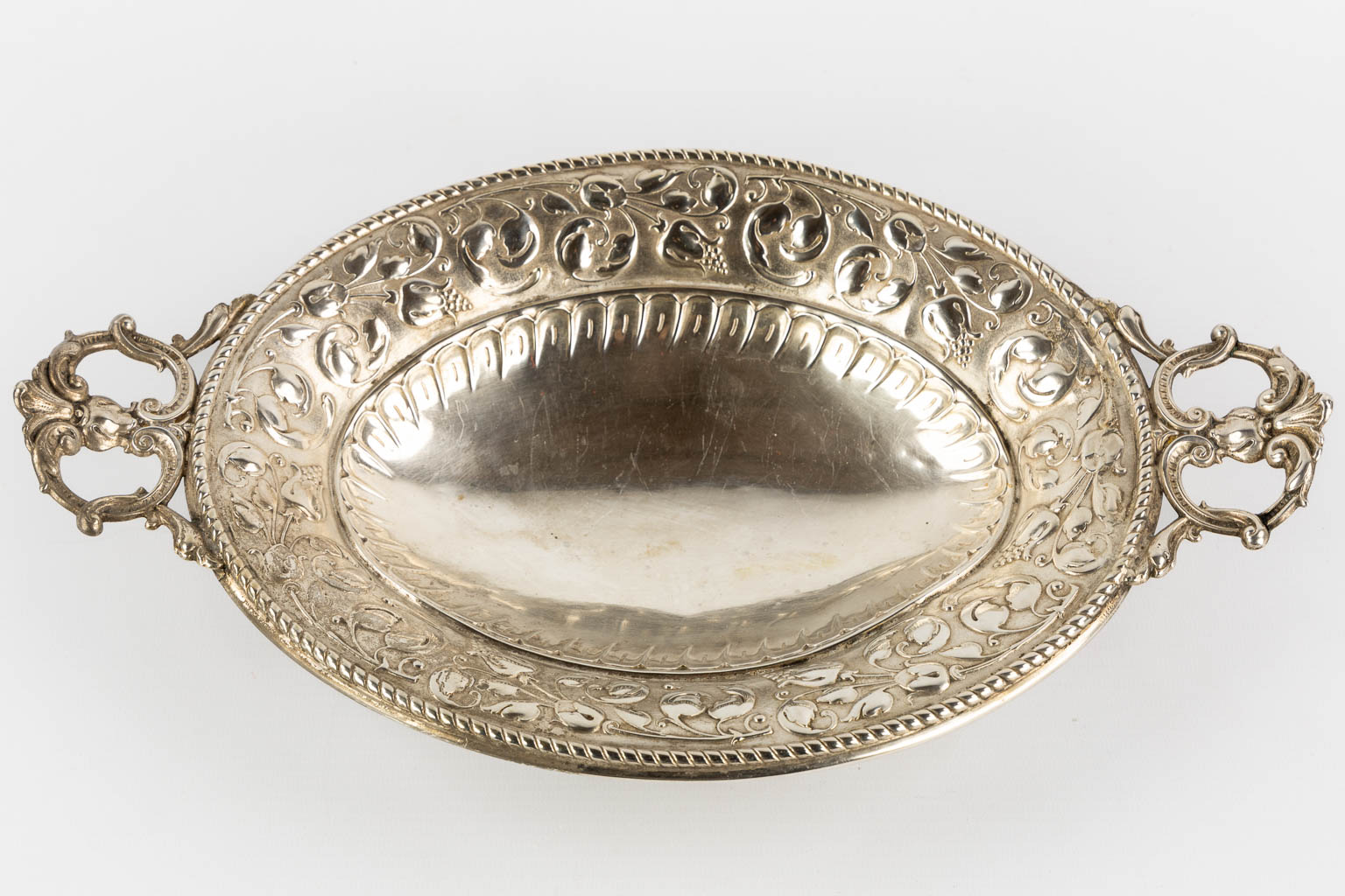 A serving bowl, silver, Germany. 800/1000. 260g. (L:21 x W:36 x H:7 cm)