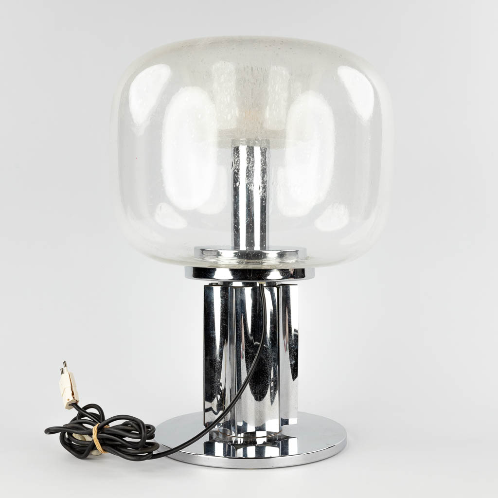 Een tafellamp met grote lampenkap in geblazen glas, Gemerkt Alam Bolognia. (H:50 x D:36 cm)