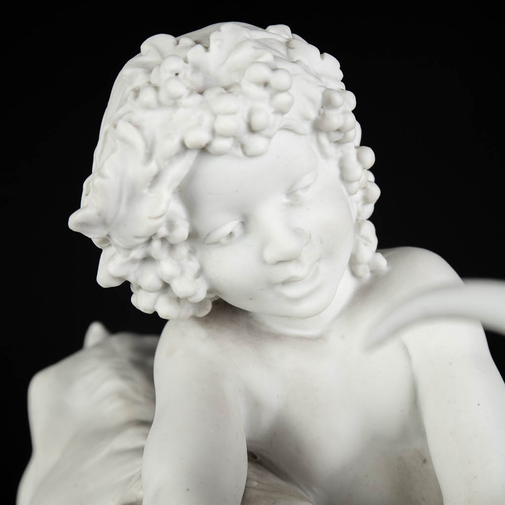 FAGOTTO (XIX-XX) Kind met een ram', biscuit porselein, gemerkt Sèvres. Parijs. (D:19 x W:33 x H:32 cm)
