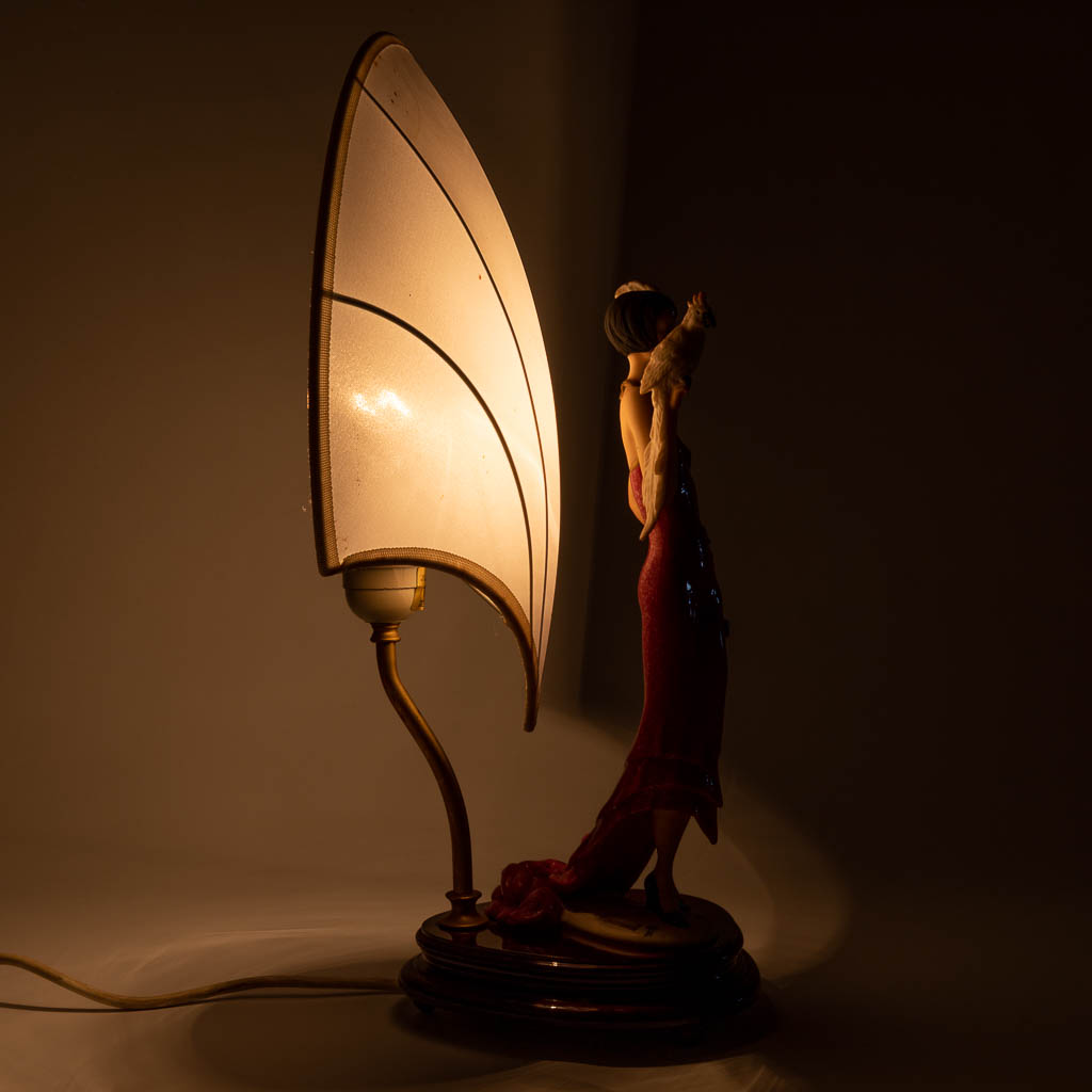 Giuseppe ARMANI (1935-2006) tafellamp voor Capodimonte. (W: 31 x H: 46 cm)
