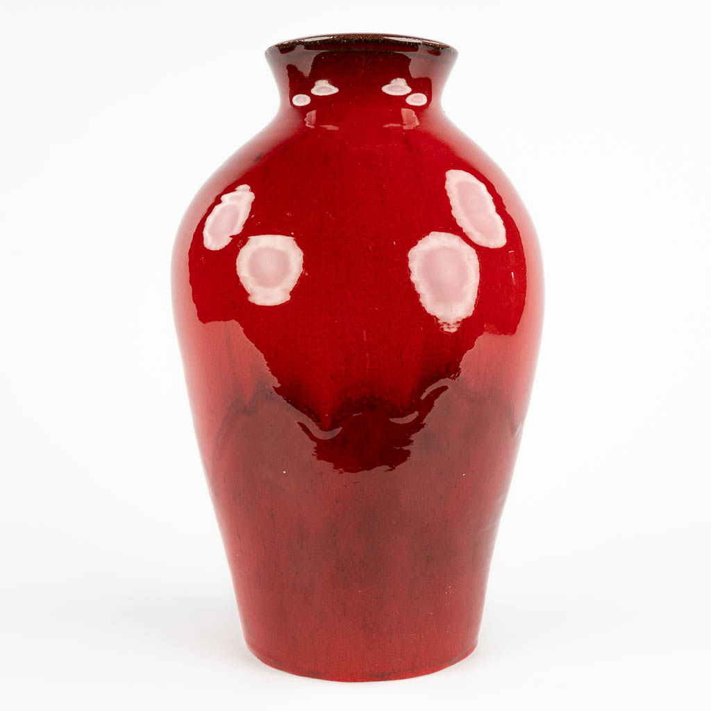 Léon GOOSSENS (XX) 'Vaas met rode glazuur' geglazuurde keramiek (H:34 x D:20 cm)