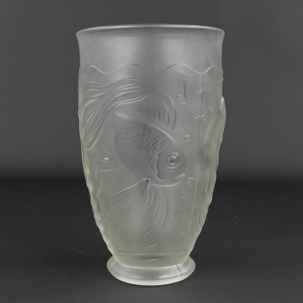 Een vaas versierd met vissen gemaakt uit satijnglas. Art deco periode (H:22cm)