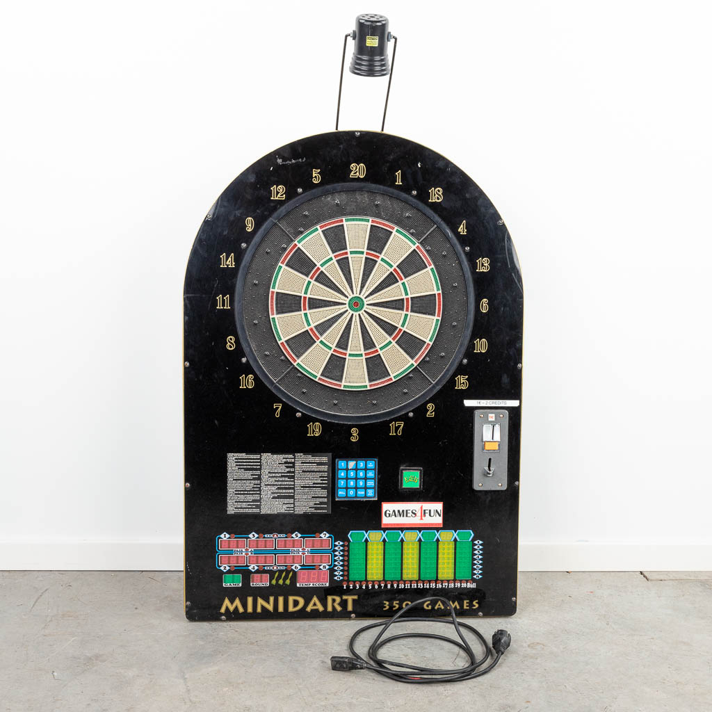 Een modern dartsboard met elektronisch systeem 'Minidart' (H:99cm)