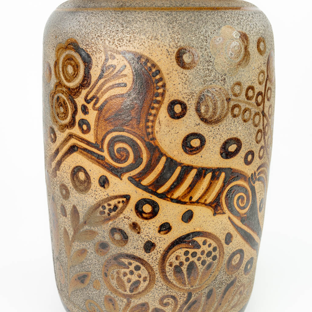PRIMAVERA (XX) een vaas gemaakt uit grès steengoed met geëmailleerd decor van paarden. (H:43cm)