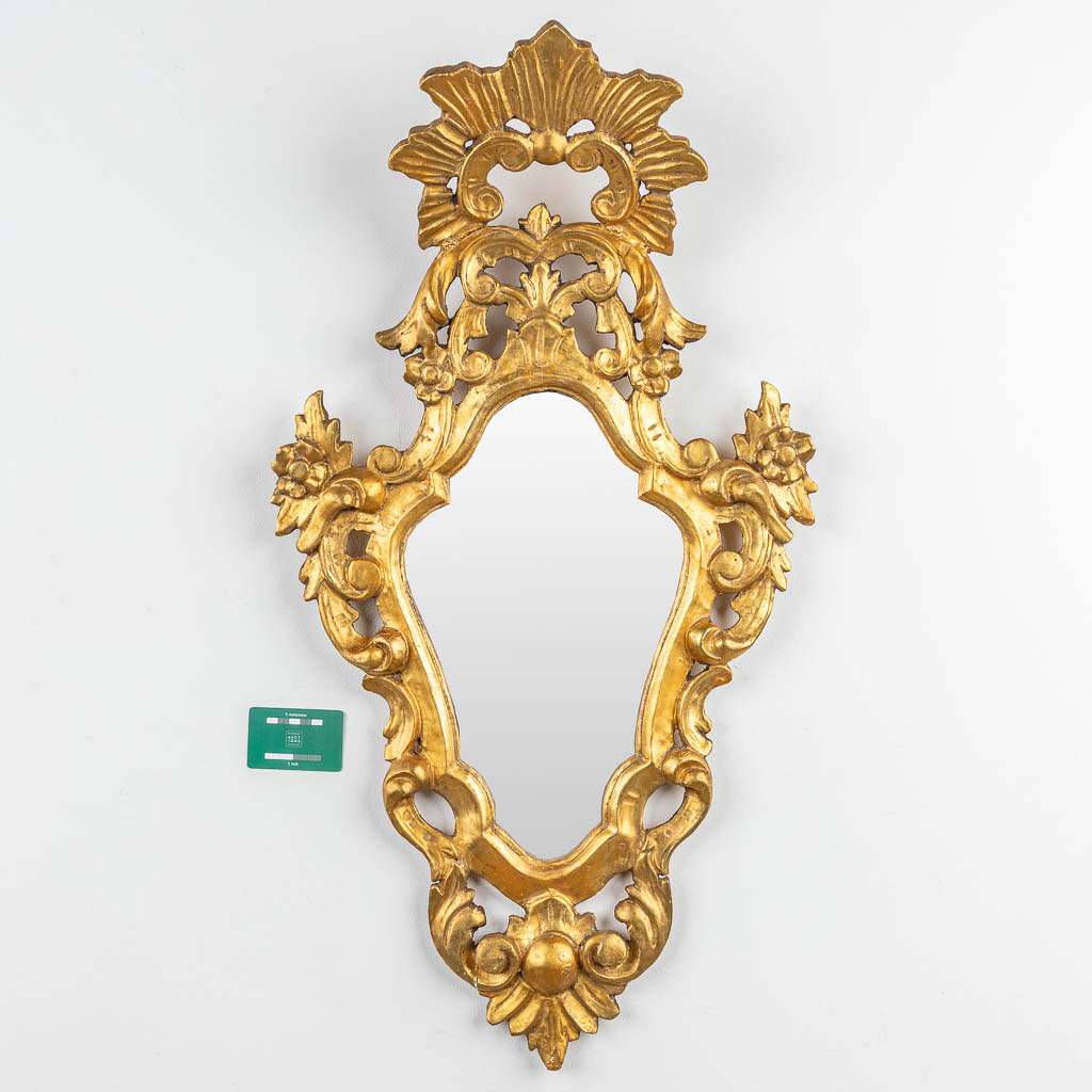 Een antieke spiegel gemaakt uit verguld gesculpteerd hout met stucco (H:89cm)